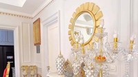Bergeser lagi, Indri Giana memperlihatkan beberapa barang rumahnya lagi yang bernuansa emas. Suami suka gold, klasik, dan India jadinya ya disesuaikan. Yang nata-nata suami nih. Ornamen ini semua suami, tuturnya. (Foto: dok Instagram _indrigiana_)