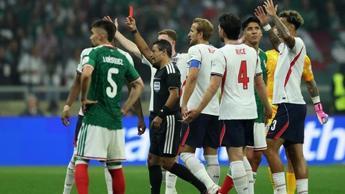 Soccer Football - FIFA World Cup 2026 - Round of 16 - Mexico v England - Estadio Azteca, Mexico City, Mexico - July 5, 2026 Englands Jarell Quansah is shown a red card by referee Alireza Faghani REUTERS/Paul Childs