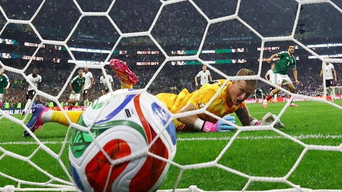 Soccer Football - FIFA World Cup 2026 - Round of 16 - Mexico v England - Estadio Azteca, Mexico City, Mexico - July 5, 2026 Englands Jordan Pickford reacts after Mexicos Raul Jimenez scores their second goal from the penalty spot REUTERS/Eloisa Sanchez     TPX IMAGES OF THE DAY