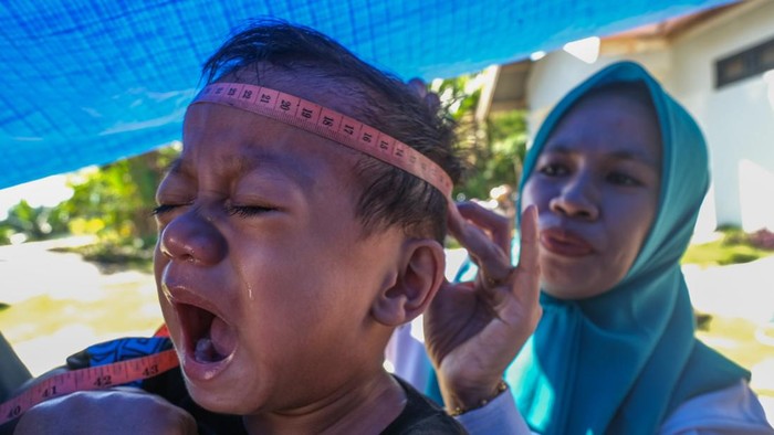 Petugas meneteskan vaksin kepada anak balita di Posyandu Lamasa, Kota Kendari, Sulawesi Tenggara, Senin (6/7/2026). Pemkot Kendari mulai melakukan intervensi penurunan stunting dengan beberapa upaya antara lain pemeriksaan kesehatan gratis bagi ibu hamil dan balita, pemberian makanan tambahan (PMT), pemberian vitamin A, serta edukasi kesehatan dan pola asuh guna mencegah sekitar 12 ribu anak yang masuk kategori berpotensi stunting di wilayah itu. ANTARA FOTO/Andry Denisah/hma