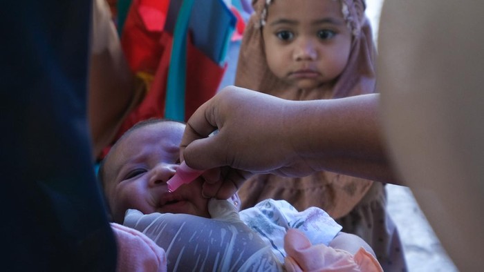 Petugas meneteskan vaksin kepada anak balita di Posyandu Lamasa, Kota Kendari, Sulawesi Tenggara, Senin (6/7/2026). Pemkot Kendari mulai melakukan intervensi penurunan stunting dengan beberapa upaya antara lain pemeriksaan kesehatan gratis bagi ibu hamil dan balita, pemberian makanan tambahan (PMT), pemberian vitamin A, serta edukasi kesehatan dan pola asuh guna mencegah sekitar 12 ribu anak yang masuk kategori berpotensi stunting di wilayah itu. ANTARA FOTO/Andry Denisah/hma
