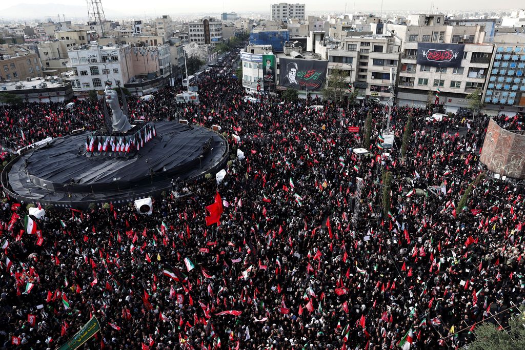 IRAN-CRISIS/KHAMENEI Mourners gather on the day of a funeral procession for Iran's late Supreme Leader Ayatollah Ali Khamenei, who was killed on February 28 in Israeli and U.S. airstrikes, in Tehran, Iran, July 6, 2026. REUTERS/Murad Sezer
 Foreign media in Iran operate under guidelines set by the Ministry of Culture and Islamic Guidance, which regulates press activity and permissions ISRAEL OUT. NO COMMERCIAL OR EDITORIAL SALES IN ISRAEL. NO ACCESS FOR ISRAELI MEDIA. NO USE BBC PERSIAN. NO USE VOA PERSIAN. NO USE MANOTO. NO USE IRAN INTERNATIONAL. NO USE RADIO FARDA. DIGITAL: NO USE BBC PERSIAN. NO USE VOA PERSIAN. NO USE MANOTO. NO USE IRAN INTERNATIONAL. NO USE RADIO FARDA.