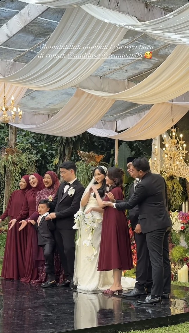 Irish Bella turut menghadiri acara pernikahan adiknya, Sean Ivan, yang digelar secara intimate. Irish tampil mengenakan dress panjang berwarna marun. Warna tersebut senada dengan para anggota keluarga yang juga hadir. Foto: Instagram/@_irishbella_