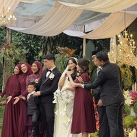 Irish Bella turut menghadiri acara pernikahan adiknya, Sean Ivan, yang digelar secara intimate. Irish tampil mengenakan dress panjang berwarna marun. Warna tersebut senada dengan para anggota keluarga yang juga hadir. Foto: Instagram/@_irishbella_