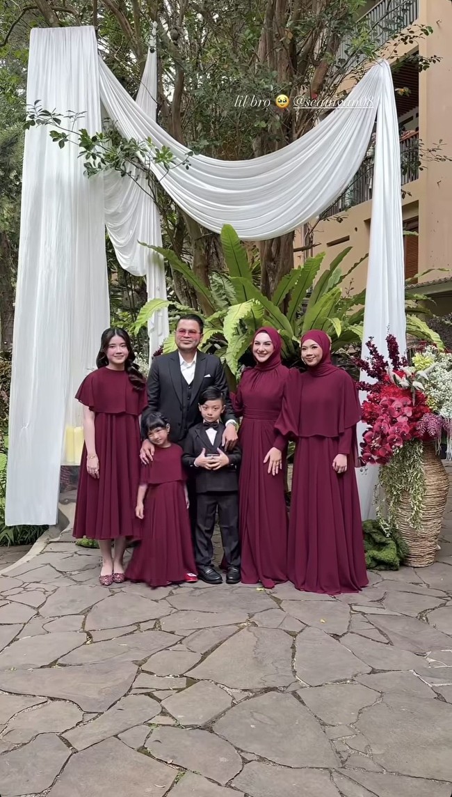 Irish tampil kompak dengan suami dan keempat anaknya. Kedua putri sambung serta putri kandung Irish juga turut mengenakan dress merah marun polos. Sementara suami Irish, Haldy Sabri, dan putranya, tampil mengenakan setelan jas hitam. Foto: Instagram/@_irishbella_