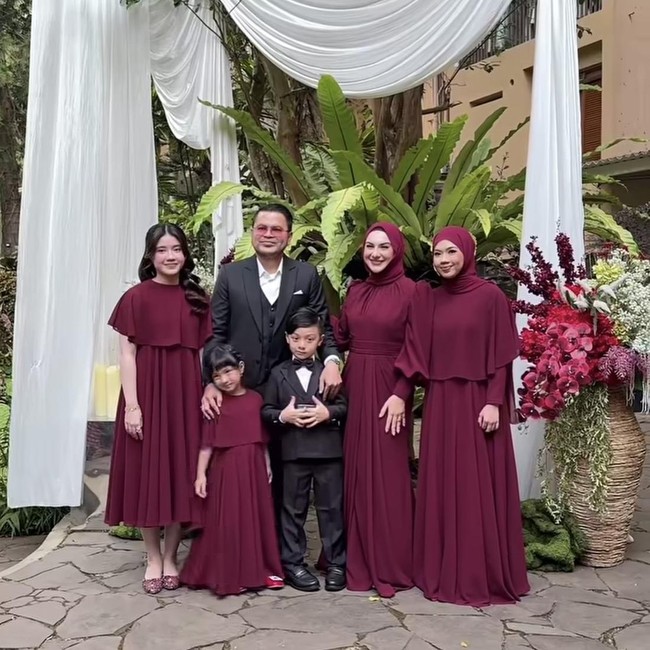 Gaya Simpel Irish Bella di Pernikahan Adik, Bergaun Marun