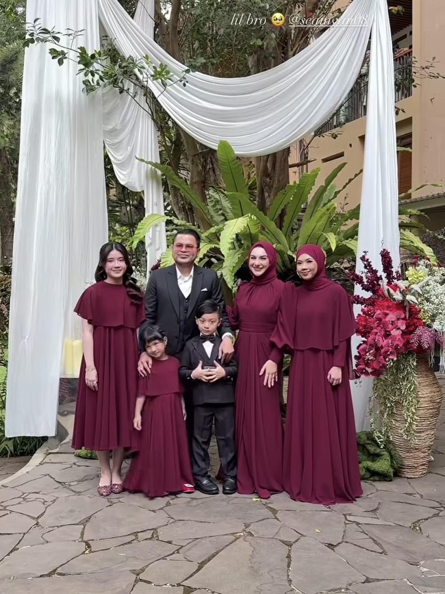 Gaya Simpel Irish Bella di Pernikahan Adik, Bergaun Marun