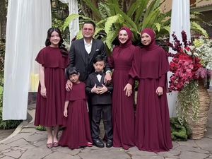 Gaya Simpel Irish Bella di Pernikahan Adik, Bergaun Marun