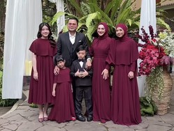 Gaya Simpel Irish Bella di Pernikahan Adik, Bergaun Marun