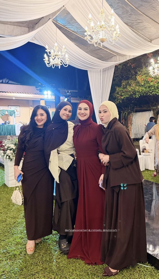 Penampilan Irish terlihat sederhana lengkap dengan hijab simpel berwarna senada dengan dress yang dikenakannya. Ia juga tak mengenakan aksesori atau perhiasan yang mencolok. Foto: Instagram/@_irishbella_