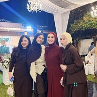 Penampilan Irish terlihat sederhana lengkap dengan hijab simpel berwarna senada dengan dress yang dikenakannya. Ia juga tak mengenakan aksesori atau perhiasan yang mencolok. Foto: Instagram/@_irishbella_