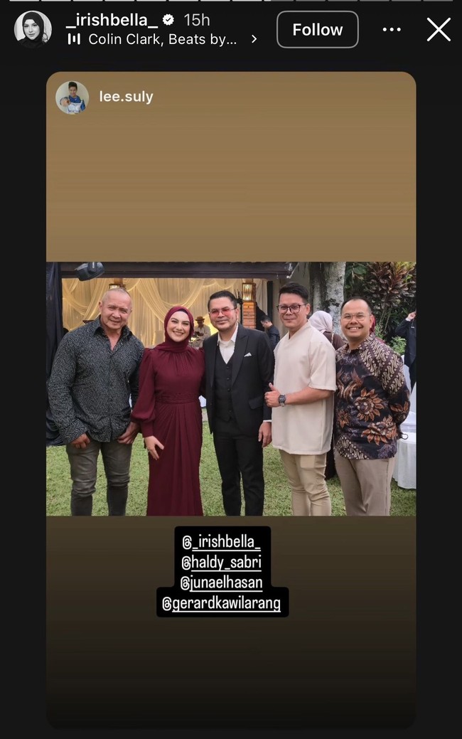Irish dan suami tampak berpose bersama para tamu undangan yang hadir. Pulasan riasan natural turut melengkapi penampilannya, membuatnya terlihat semakin memukau. Foto: Instagram/@_irishbella_