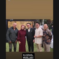 Irish dan suami tampak berpose bersama para tamu undangan yang hadir. Pulasan riasan natural turut melengkapi penampilannya, membuatnya terlihat semakin memukau. Foto: Instagram/@_irishbella_