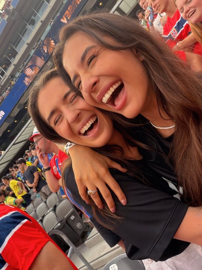 Pada unggahannya di Instagram, Isabel terlihat tak kuasa menahan haru di akhir pertandingan Norwegia versus Brazil. Dia tampak menahan air matanya sambil berpelukan dengan kakak ipar Haaland, Thea Vigre usai Norwegia sukses mengalahkan Brasil di babak 16 besar Piala Dunia 2026. Foto: Dok. Instagram