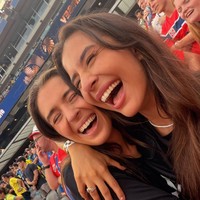 Pada unggahannya di Instagram, Isabel terlihat tak kuasa menahan haru di akhir pertandingan Norwegia versus Brazil. Dia tampak menahan air matanya sambil berpelukan dengan kakak ipar Haaland, Thea Vigre usai Norwegia sukses mengalahkan Brasil di babak 16 besar Piala Dunia 2026. Foto: Dok. Instagram