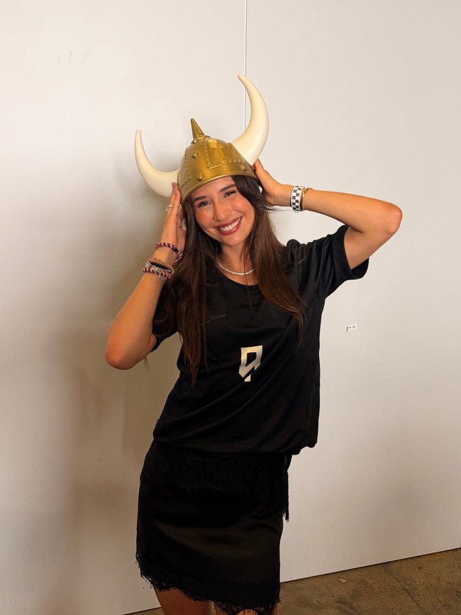 Isabel tampil simple saat melihat langsung Haaland mencetak dua gol ke gawang Brasil di pertandingan 16 besar Piala Dunia 2026. Dia memakai jersey Norwegia warna hitam bernomer sembilan milik Erling Haaland. Foto: Dok. Instagram