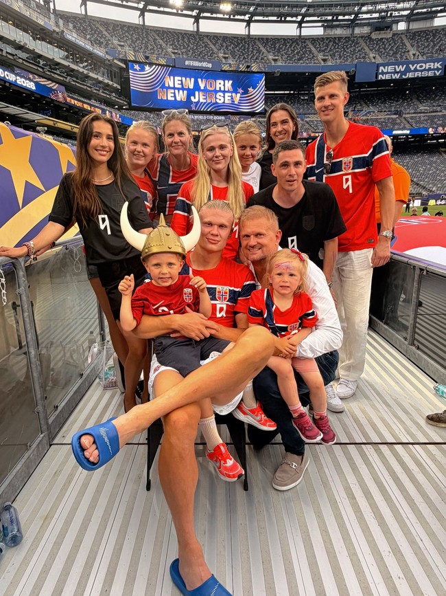 Isabel hadir langsung di MetLife Stadium, New Jersey, New York tempat berlangsungnya pertandingan Norwegia melawan Brasil. Isabel duduk di bangku penonton bersama keluarga Haaland dan fans timnas Norwegia lainnya. Foto: Dok. Instagram