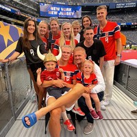 Isabel hadir langsung di MetLife Stadium, New Jersey, New York tempat berlangsungnya pertandingan Norwegia melawan Brasil. Isabel duduk di bangku penonton bersama keluarga Haaland dan fans timnas Norwegia lainnya. Foto: Dok. Instagram
