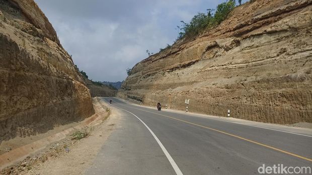 Jalur Pesisir Selatan (JLS) ruas Brumbun-Sine di Tulungagung