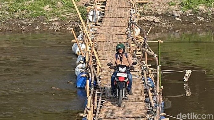 Jembatan sesek Gadingan-Beton kembali dibuat warga, Senin (6/7/2026).