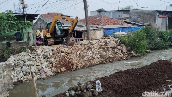 Jembatan yang rusak gara-gara fondasinya ambles tergerus air di Cipayung, Depok, mulai diperbaiki. Jembatan yang rusak itu sudah dibongkar total. (Haris/detikcom).