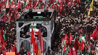 Prosesi ini menjadi puncak rangkaian upacara berkabung yang telah berlangsung sejak 4 Juli. Jenazah Khamenei selanjutnya akan dibawa ke kota kelahirannya, Mashhad, untuk dimakamkan di kompleks Makam Imam Reza pada 9 Juli. REUTERS/Murad Sezer