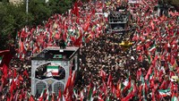 Sejumlah pejabat tinggi Iran menghadiri upacara tersebut. Namun, Pemimpin Tertinggi Iran yang baru, Mojtaba Khamenei, tidak tampak dalam prosesi karena alasan keamanan menurut media pemerintah Iran. REUTERS/Murad Sezer