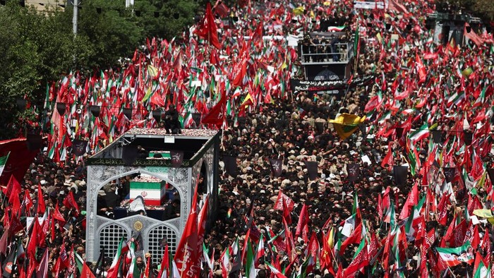 Jutaan warga Iran mengikuti prosesi pemakaman Ayatollah Ali Khamenei (Foto: via REUTERS/Majid Asgaripour)