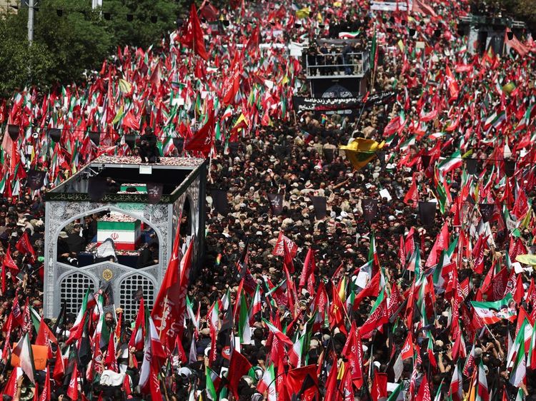 Peti Jenazah Ali Khamenei Diarak Keliling Teheran