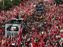 Peti Jenazah Ali Khamenei Diarak Keliling Teheran