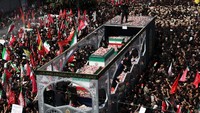 Pemerintah Iran menutup sejumlah ruas jalan, membatasi ruang udara, dan menghentikan berbagai aktivitas publik demi kelancaran prosesi. Aparat keamanan turut disiagakan untuk mengamankan jalannya upacara pemakaman. REUTERS/Murad Sezer