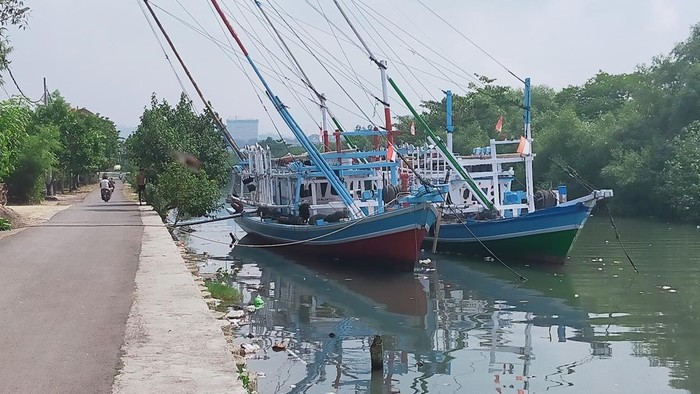 Kapal nelayan bersandar di Lampung
