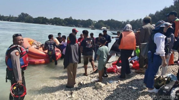 Kapal tradisional KM Makmur Jaya yang mengangkut 150 penumpang menuju Pulau Pramuka mengalami gangguan mesin di perairan barat Pulau Pari. (Dok. Istimewa)