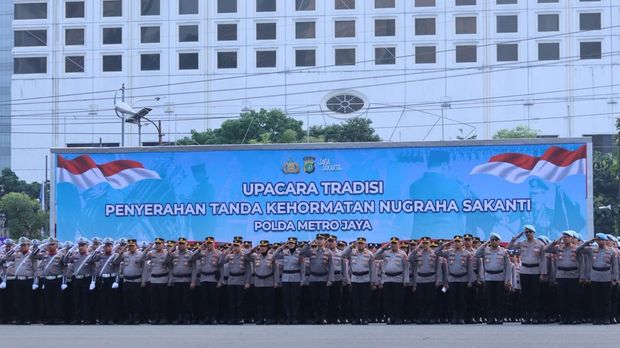 Kapolda Metro Jaya Komjen Asep Edi Suheri memimpin Upacara Tradisi Penyerahan Tanda Kehormatan Nugraha Sakanti Polda Metro Jaya. (dok Istimewa(