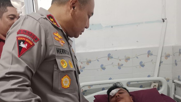 Kapolda Riau Irjen Herry Heryawan saat mengecek kondisi kesehatan korban pengeroyokan. (Dok Humas Polda Riau)