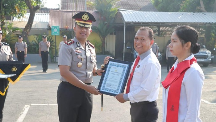 Kapolres Kediri AKBP Bramastyo Priaji beri penghargaan ke personel