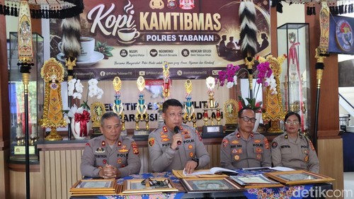 Kapolres Tabanan, AKBP I Putu Bayu Pati (tengah) saat menggelar konferensi pers pengungkapan tindak pidana pencurian dan narkoba di Mapolres Tabanan, Senin (6/7/2026).