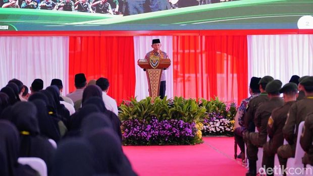 Kapolri Jenderal Listyo Sigit Prabowo menghadiri acara penutupan pendidikan patihan dasar nasional (Diklatsarnas) Komando Pusat Brigade Persis