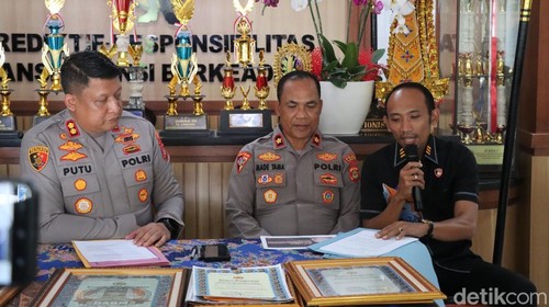 Kasatreskrim Polres Tabanan AKP Made Teddy Satria Permana (kanan) saat memberikan keterangan penemuan mayat di Hutan Sanghyang, Jatiluwih, Kecamatan Penebel.