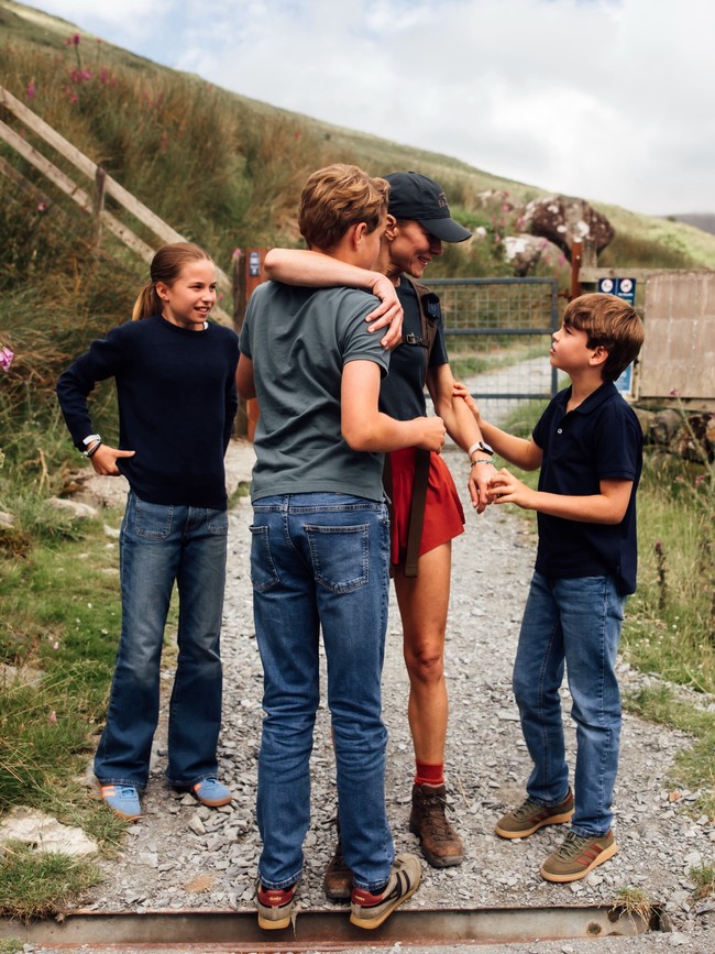 Dalam sejumlah foto yang diunggah di media sosial, Kate terlihat memeluk putra sulungnya sesaat setelah berhasil menuntaskan tantangan mendaki tiga gunung tertinggi di Britania Raya demi menggalang dana untuk The Royal Marsden Cancer Charity. Kate Middleton, Pangeran William, Pangeran George Foto: dok. Instagram @princeandprincessofwales