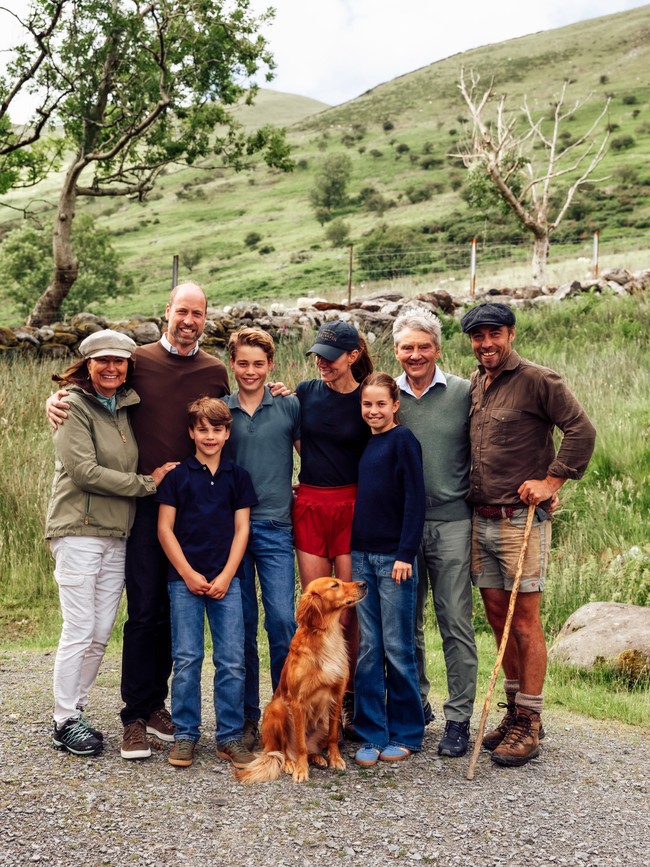 Foto lain memperlihatkan keluarga Wales berkumpul di pegunungan Wales. Kate berdiri bersama suaminya, Pangeran William, serta ketiga anak mereka. Orang tua Kate, Carole dan Michael Middleton, serta adiknya, James Middleton, juga tampak hadir mendampingi sepanjang perjalanan tersebut. Foto: dok. Instagram @princeandprincessofwales