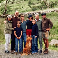 Foto lain memperlihatkan keluarga Wales berkumpul di pegunungan Wales. Kate berdiri bersama suaminya, Pangeran William, serta ketiga anak mereka. Orang tua Kate, Carole dan Michael Middleton, serta adiknya, James Middleton, juga tampak hadir mendampingi sepanjang perjalanan tersebut. Foto: dok. Instagram @princeandprincessofwales