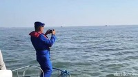 Mereka tidak menganggu nelayan, dan sebaliknya, para nelayan yang sudah terbiasa dengan keberadaan hiu tutul juga tidak menggangu.