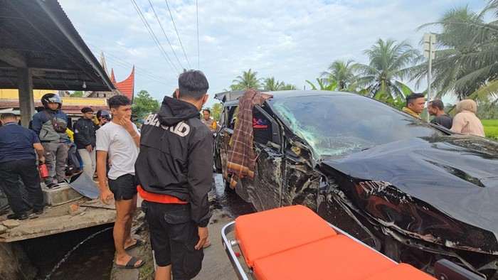 Kecelakaan beruntun di Padang Pariaman yang melibatka 3 kendaraan (Foto: dok. Polres Padang Pariaman)