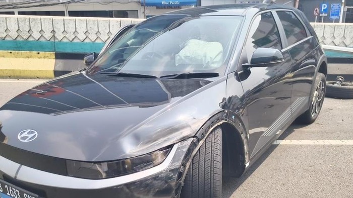 Kecelakaan mobil listrik Ioniq di Jalan Sultan Hasanuddin, Antasari, Jakarta Selatan (Jaksel). (dok istimewa)
