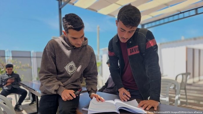 Keluar dari Gaza demi Kuliah, Mahasiswa Masih Terjebak Ketidakpastian