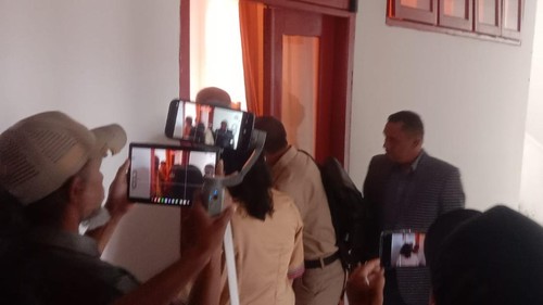 Keluarga Dokter Icha saat memenuhi panggilan BK DPRD TTU, Senin (6/7/2026). (Foto: Dok. Istimewa)