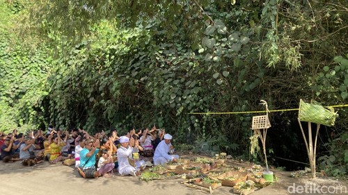 Keluarga Man Colik, korban pembunuhan di Klungkung melakukan ritual Mecaru di lokasi kejadian, Senin (6/7/2026).