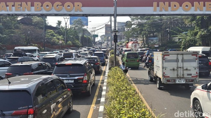 Kepadatan lalu lintas di Puncak Bogor, pada Minggu (5/7/2026). (Sholihin/detikcom)