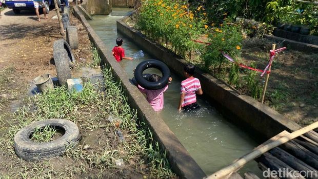 Keseruan anak-anak bermain air di Desa Kliwed, Kecamatan Kertasemaya, Kabupaten Indramayu. Keseruan anak-anak bermain air di Desa Kliwed, Kecamatan Kertasemaya, Kabupaten Indramayu.